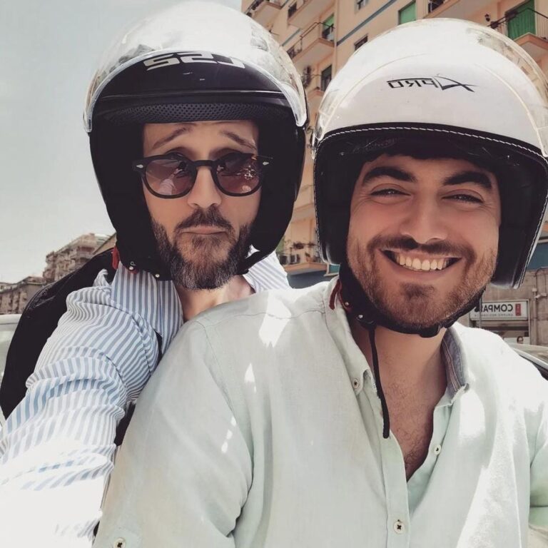 Pietro e la sua carezza per Andrea: il mio compagno di “ritardi” con la passione per le moto.